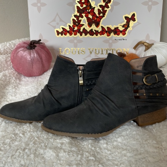 Grey Booties with gold accents - Picture 4 of 8